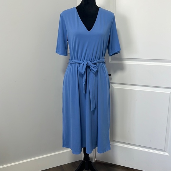 H&M Blue, Calf-length, V-neck dress in jersey with short, wide sleeves Medium - Picture 2 of 5